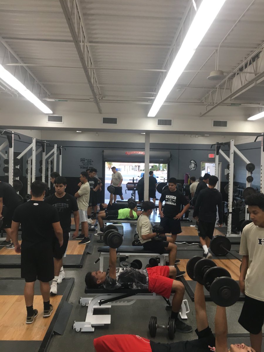 OJGarcia12's tweet photo. Proud of the boys getting after it this week! #CountdownToSpring #HanksBaseball https://t.co/fz126YIIbF