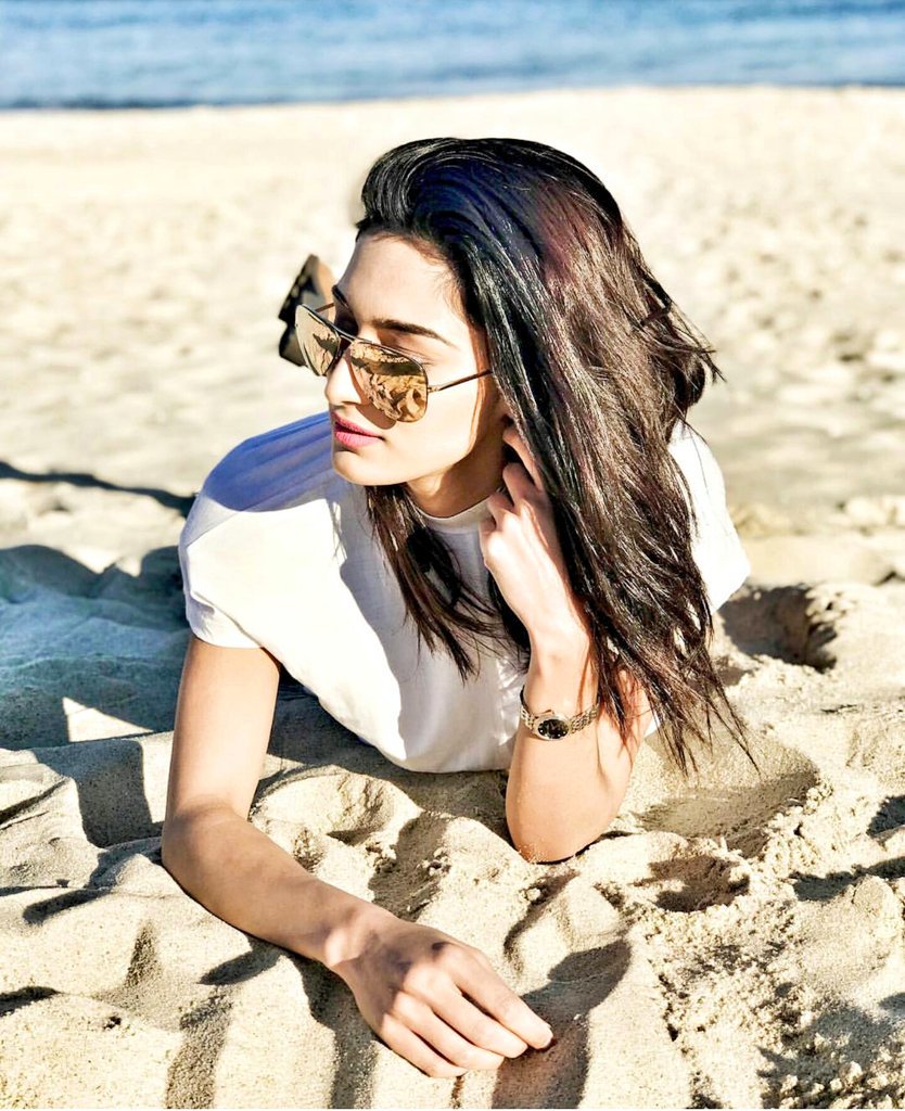 tanyarocks921's tweet photo. Oh my freaking Lord. I just woke up and this is the first thing I see on IG?!!
GIRL YOU ARE HOT. LIKE LITERALLY. πππππ₯π₯π₯β€β€β€
**nazar na lage**
P.S Cool shades btw! @IamEJF
#GirlCrush #WhySoGorgeous #supergirl https://t.co/oLma5lqXn1