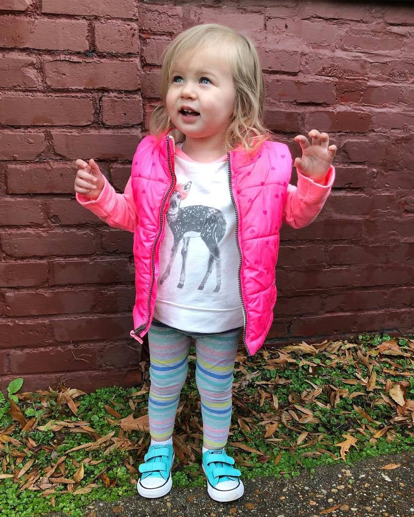 jenhatzung's tweet photo. The sweatshirt is a hand me down from her cousin remi. The vest is a hand me down from my bestie and her daughter. The sass is from her mama. β¨π #ellieWallPose #helloEleanorRuth 11/24/2017 https://t.co/vzzNBhaV8G