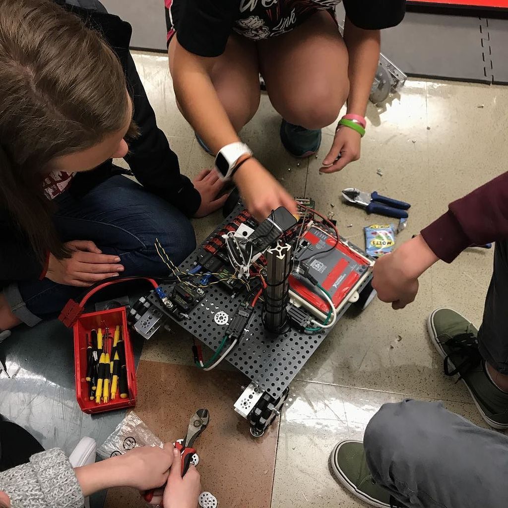 frcTeam2147's tweet photo. 🤖🤖getting our hands dirty🤖🤖 #robotwednesday https://t.co/XZtKaAal4n https://t.co/yWStJuJJAH