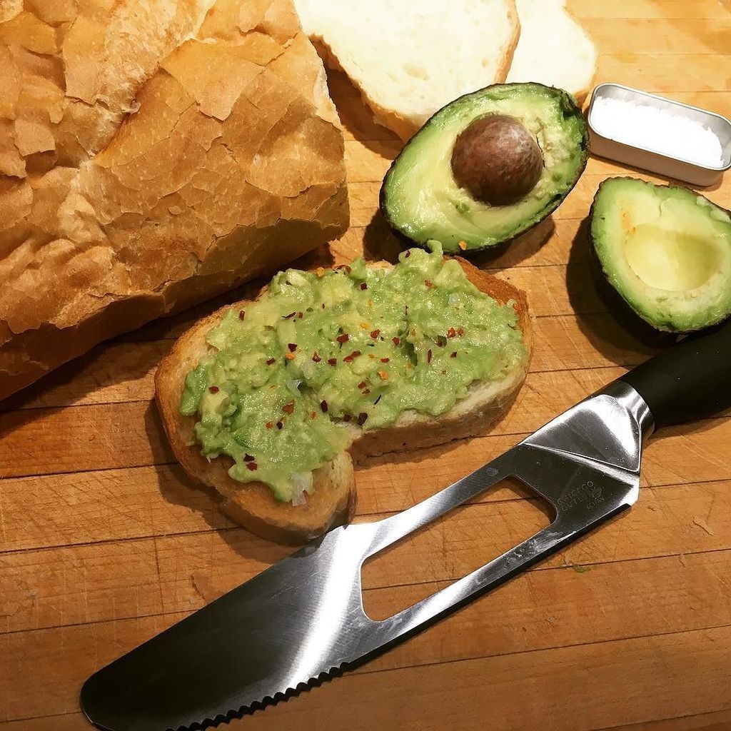 foodmammacom's tweet photo. The Sandwich Hero knife from @officialchicagocutlery came in handy when making some avocado toast! 🥑 Cut through the bread and the avocado and spread it on perfectly. Loved the multi-use! #fbc2017 #FBCxChicagoCutlery .
.
.
#foodmamma #fbcigers #daily… https://t.co/MPt5GHIHcW https://t.co/rtJr9OVGb0