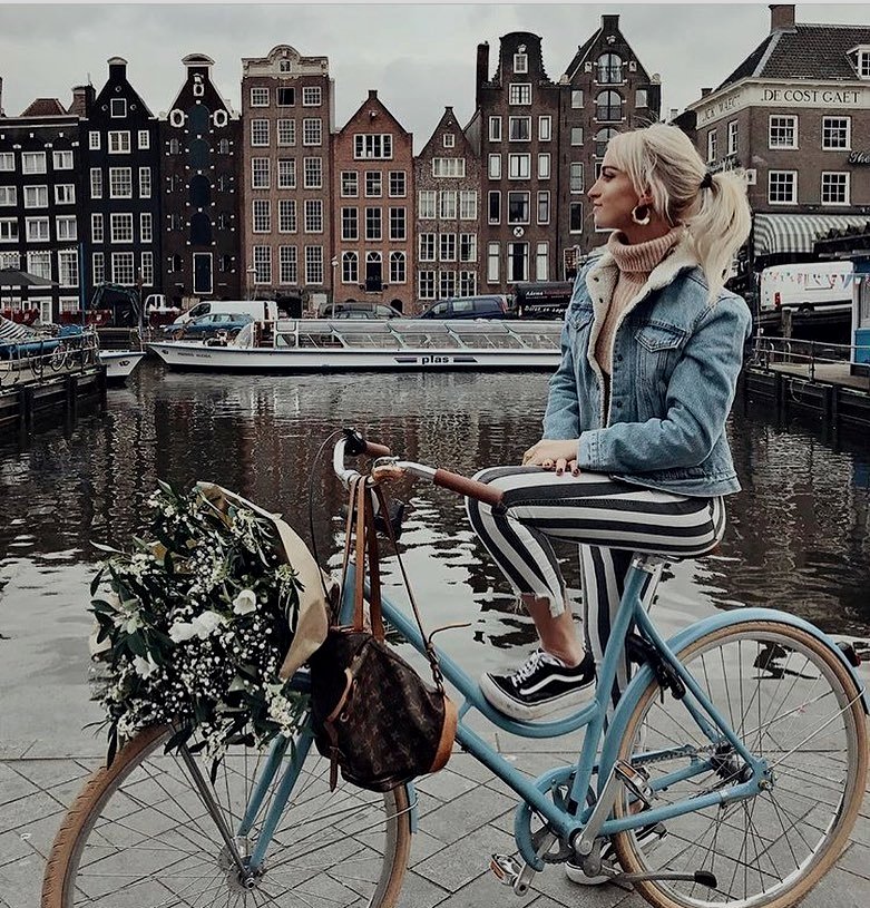 Have you ever been to Amsterdam? 🏘🏩🏤 Photo by #Amsterdam #holland #canals •