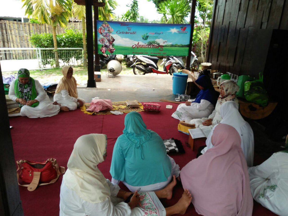 bwangiberkebun's tweet photo. Bismillah Hari ini  30 Nop 2014, kita di Launching Pak Bupati @a_azwarnas @banyuwangi_kab @IDberkebun Barokalloh kita awali Do'a Khataman Al Qur'an https://t.co/szpgOXfZ5y