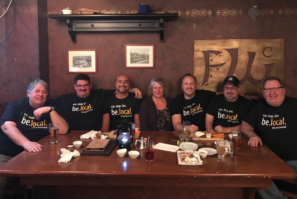 Our team out having a TASTE of wings at @jetsetpub showing their #choosecornwall eat. shop. live. be. local support. https://t.co/xJ8t43Rbu1