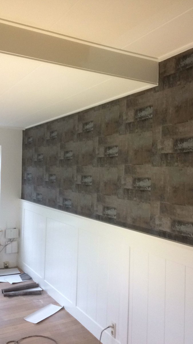 Gistereren behang geplakt na al het sauswerk en schilderwerk