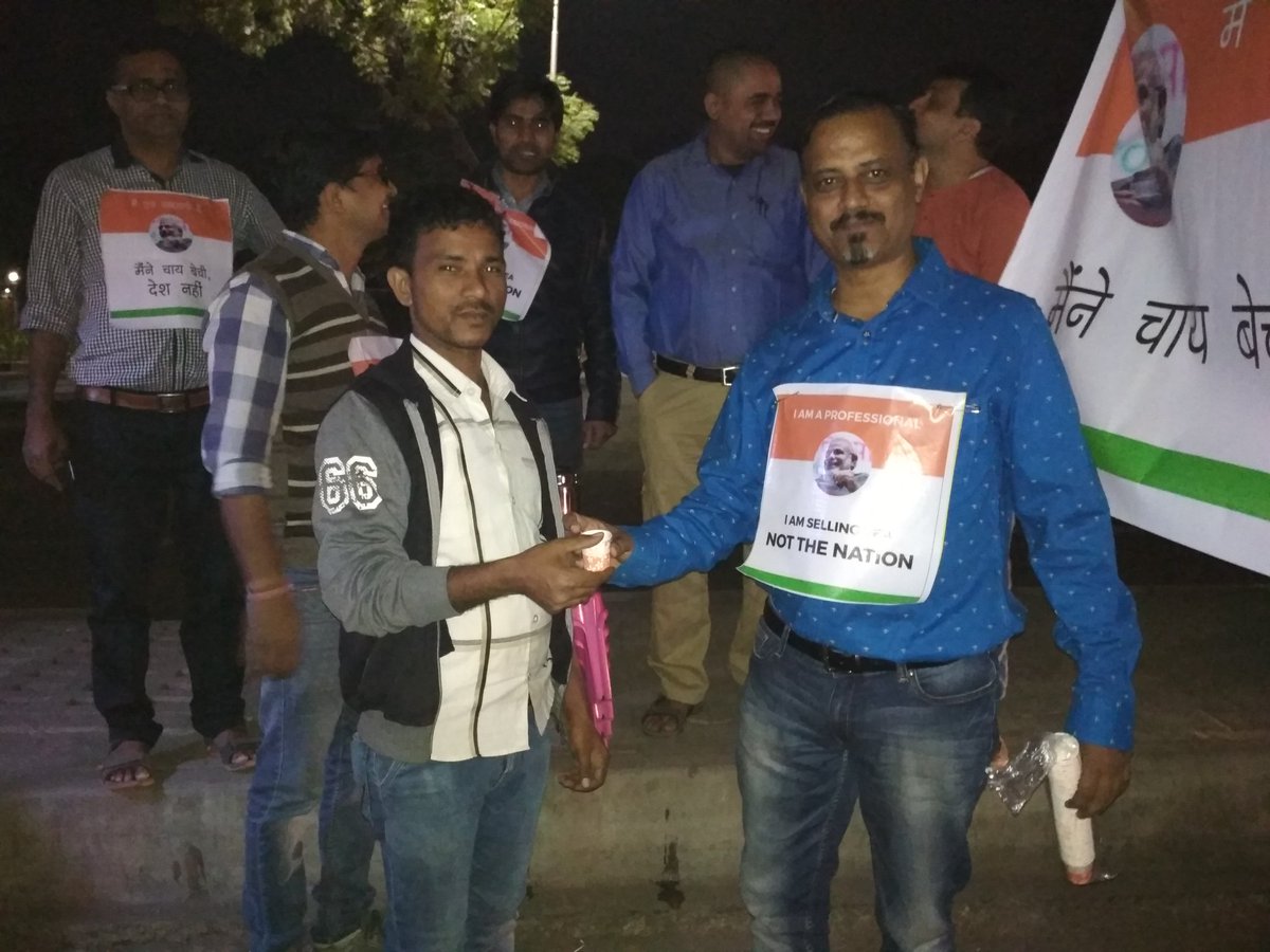 ShaileshTewarie's tweet photo. #NaMoTeaParty चाय बेची है देश नही आज  प्रहलाद नगर ,कर्णावती क्लब के आसपास चाय पिला कर @narendramodi जी के लिए @BJP4India को गुजरात मे भव्य विजय दिलाने ��ी अपील करते राष्ट्रवादी मित्र @AmitShah @vijai63 @vijayrupanibjp @byadavbjp @mpparimal @RituRathaur @jemin_p @indiantweeter https://t.co/lXKkeSRgGF