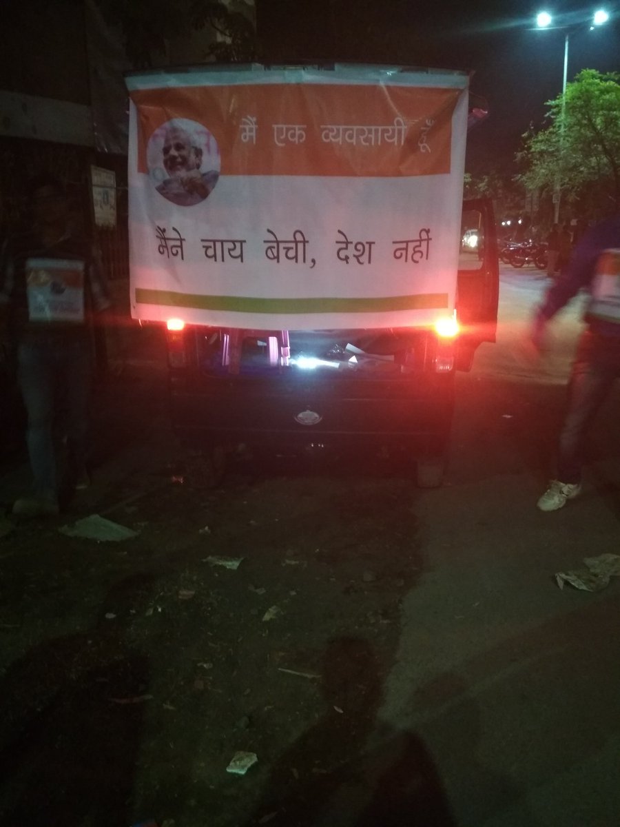 ShaileshTewarie's tweet photo. #NaMoTeaParty चाय बेची है देश नही आज  प्रहलाद नगर ,कर्णावती क्लब के आसपास चाय पिला कर @narendramodi जी के लिए @BJP4India को गुजरात मे भव्य विजय दिलाने ��ी अपील करते राष्ट्रवादी मित्र @AmitShah @vijai63 @vijayrupanibjp @byadavbjp @mpparimal @RituRathaur @jemin_p @indiantweeter https://t.co/lXKkeSRgGF