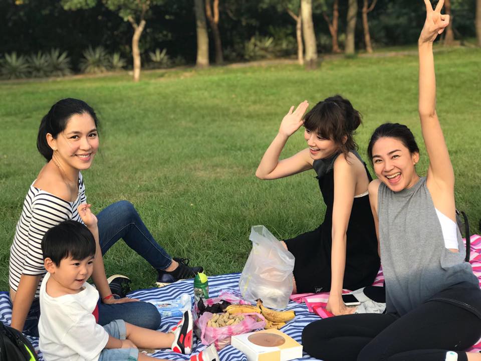 linghungfanclub's tweet photo. [11/30 轉自李京恬 Facebook、Instagram、Weibo]
好有愛的視角❤️
旁邊人家野餐帶的是法國麵包 我們是花生菱角香蕉😂非常實際！
張家慧 洪小鈴

微博認證終於下來了！！
-
#洪小鈴 #linghung #hongxiaoling #superstarlingling
#李京恬 #張家慧 #picnic #野餐 https://t.co/wATtED6KXh