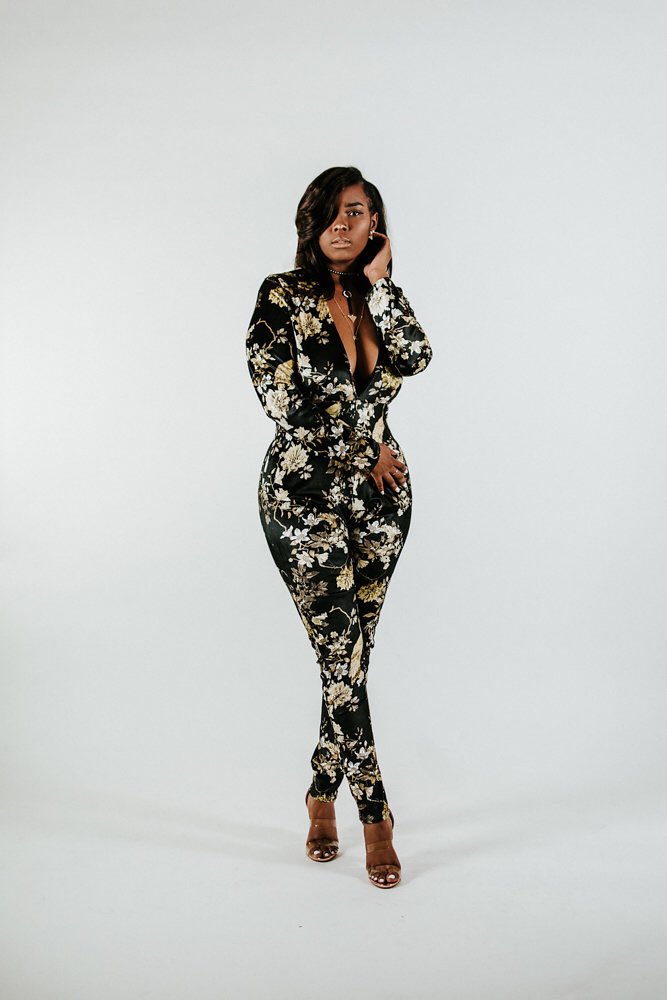 itskijade's tweet photo. Hus•tle Pre•tty:
\’hesel’ pridē/ v,

The act of the modern day “Boss Chick” coming for everything she thought she couldn’t have while slaying, effortlessly. 

#HustlePretty #PrettyGirlsHustle #MadeMyselfABoss #BecomeAPretttGirlToday #BossBabes #BlackEntreprenuers https://t.co/MFvh2PpNaM