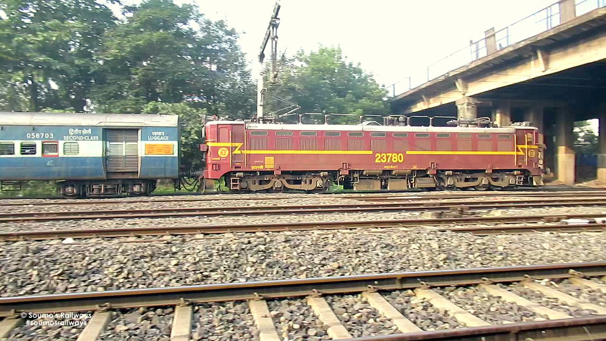 soumosrailways's tweet photo. 3/3 Watch: https://t.co/Hd7Lsndc45
Spotted guest from #WCR here in #SouthEasternRailway territory. As major #offlink, #ITARSI's #WAG5 came to serve #AranyakExpress from #SHM-#Shalimar #RailwayStation.
© #SoumosRailways | #shalimarstation #IndianRailways #IRFCA #railfanning https://t.co/IZVelyN0J3