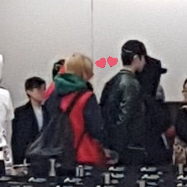 laipanwing's tweet photo. 171130 홍콩 입국
지훉이랑 괁린이 거의 이건 뭐 😶
신혼여행...?
#판윙 #panwink https://t.co/zntEZKGn0a