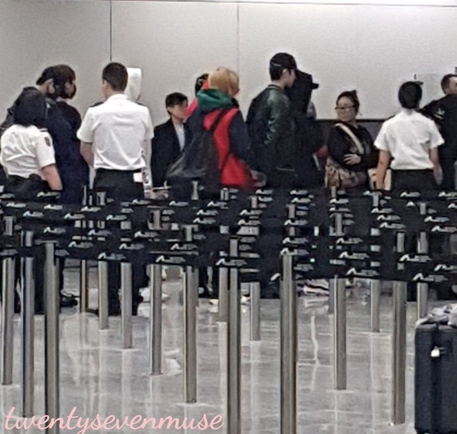 laipanwing's tweet photo. 171130 홍콩 입국
지훉이랑 괁린이 거의 이건 뭐 😶
신혼여행...?
#판윙 #panwink https://t.co/zntEZKGn0a