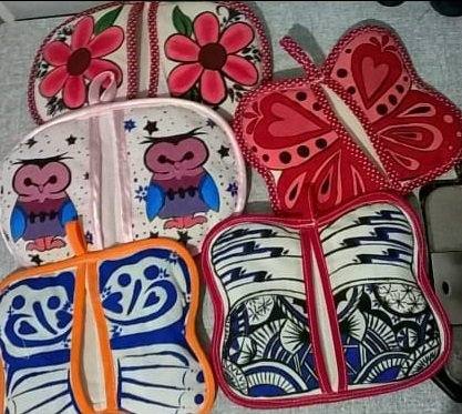 ProductionsMary's tweet image. Se acercan las fiestas y buscamos generar nuevos regalos! 
Te presentamos las NUEVAS AGARRADERAS!
Ya no te quemes! 
Cualquier modelo a SOLO $50
Pintadas a mano e irrepetibles!
Elegí tu modelo!
#manualidades #pintura #arte #regalado