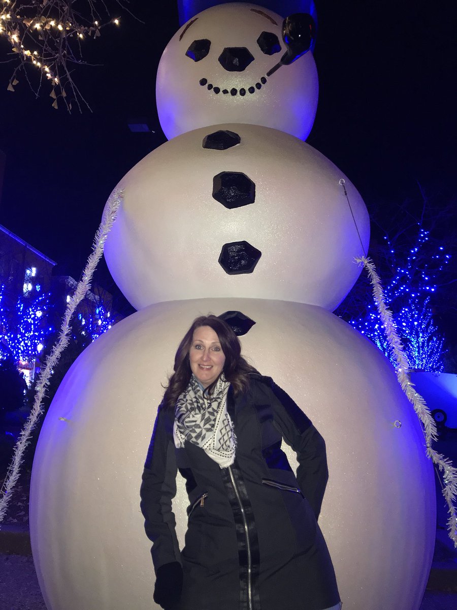 katefreshman's tweet photo. Let’s just take a moment to appreciate pasty stacey and her snowman #TotalMomMove https://t.co/b7XP5OzVpv