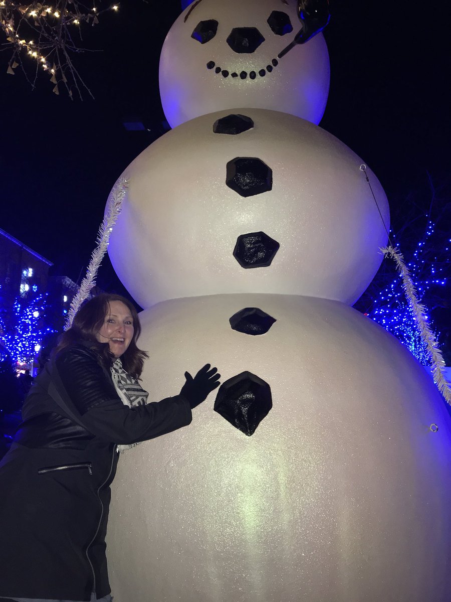 katefreshman's tweet photo. Let’s just take a moment to appreciate pasty stacey and her snowman #TotalMomMove https://t.co/b7XP5OzVpv