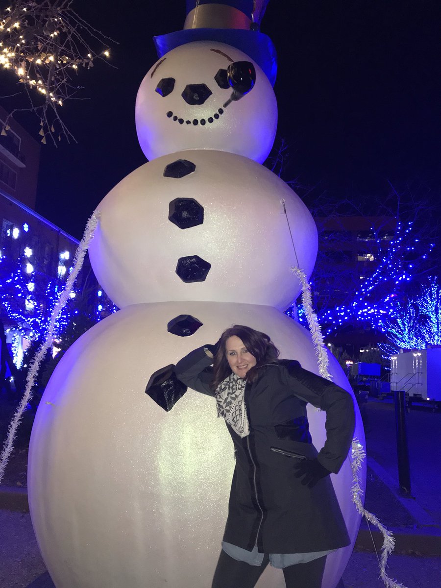 katefreshman's tweet photo. Let’s just take a moment to appreciate pasty stacey and her snowman #TotalMomMove https://t.co/b7XP5OzVpv