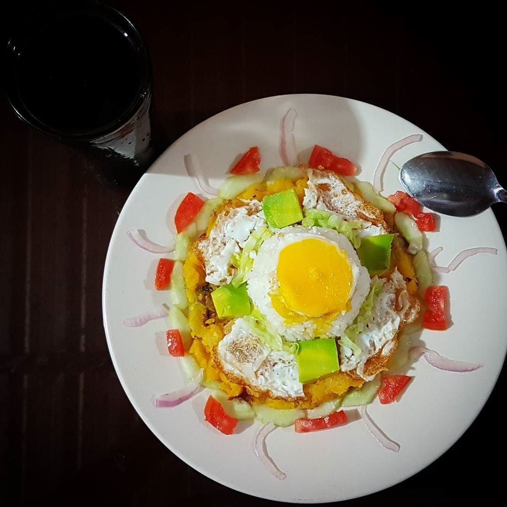 guilwil's tweet photo. TORTILLA DE PAPAS MILLENNIALS CON ARROZ ACOMPAÑADO DE HUEVO FRITO, TOMATE, CEBOLLA, AGUACATE, LECHUGA Y PEPINO

#ComidaEcuador #FoodLook #ComidaRica #EstoEsEcuador #comidaencasa #ComidaLatina #ComidaColombiaba #comidaperuana #CarneDeRes #foodlover #youtu… https://t.co/TjV2TkYT5C https://t.co/S3YuWuLA9Z