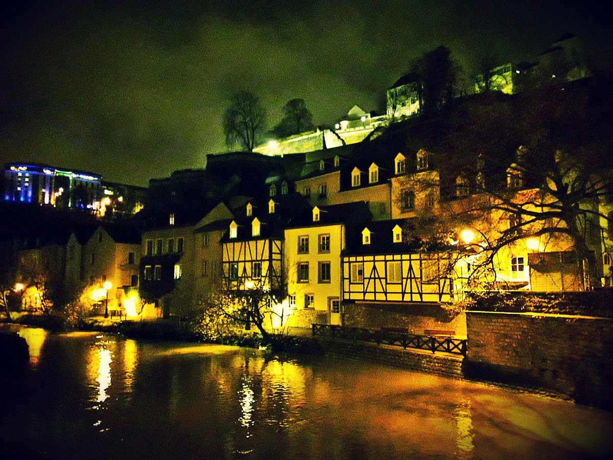 pablokrantz's tweet photo. La noche en la ciudad de Luxemburgo: una canción típica luxemburguesa en el Café des Artistes.
Escuchen este video que filmé hace un ratito:
https://t.co/Of2dyqJZMs https://t.co/WgTM9LZRAB