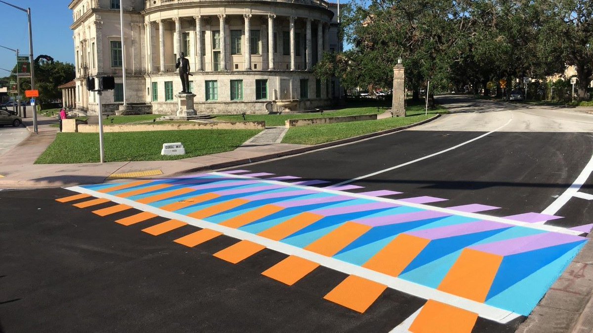 GuayoyoEnLetras's tweet photo. Las rayas blancas de ocho cruces de peatones cercanos a la alcaldía de Coral Gables, se han coloreado y “bailan” gracias a una intervención artística de Carlos Cruz-Diez, con motivo de la feria Art Basel, que se celebra la semana próxima en #MiamiBeach #FotoDelDía #29Nov https://t.co/PzBhfMHGFZ