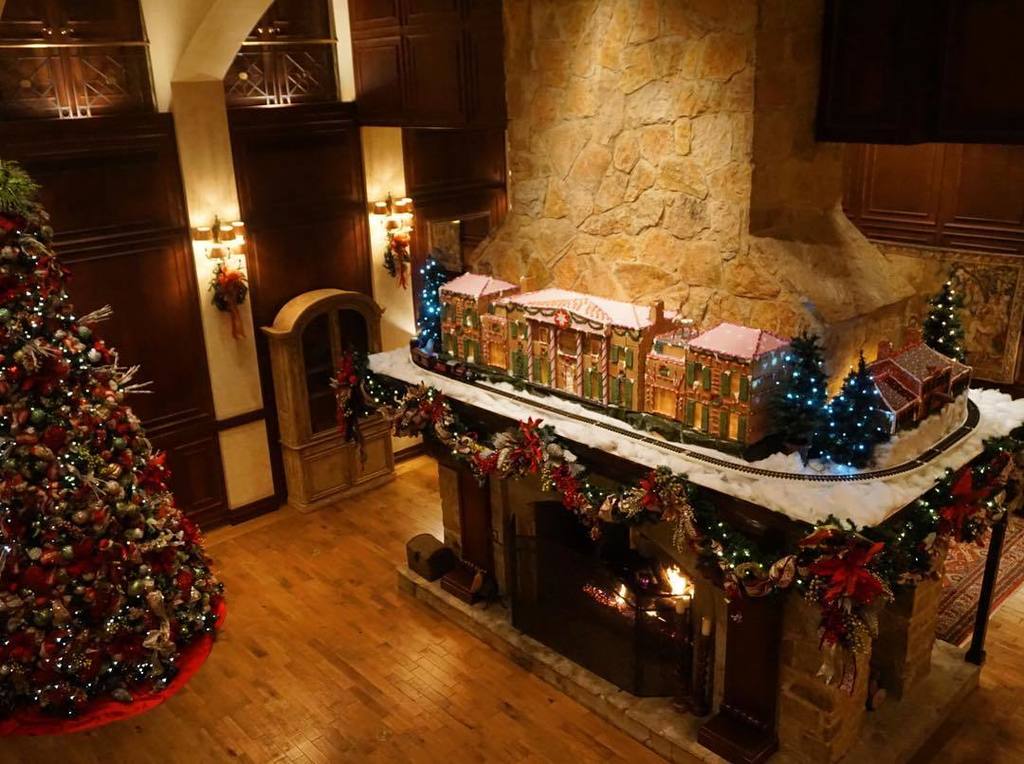 HoustonianHotel's tweet image. Create new holiday traditions. Our Great Room lobby is open to the public and features our “Merry Mansions” exhibit and dazzling display of decorations. #holiday #travel #howtohouston #lobbydecor #gingerbread #history #tradition #photographylife ift.tt/2Ap0tGc