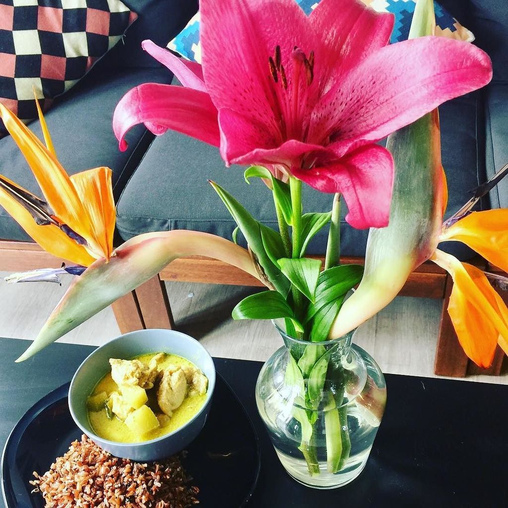 redbagtravel's tweet photo. New cafe doing great things. #indonesianfood options this is #chicken curry with #chocko and #redrice but lots of #vegan food as well as more traditional lunch options such as #baguette. Love the wonderful attention to detail. Just look at this #flowerar… https://t.co/Ptb1nNmG8o https://t.co/zlwJSn66KS