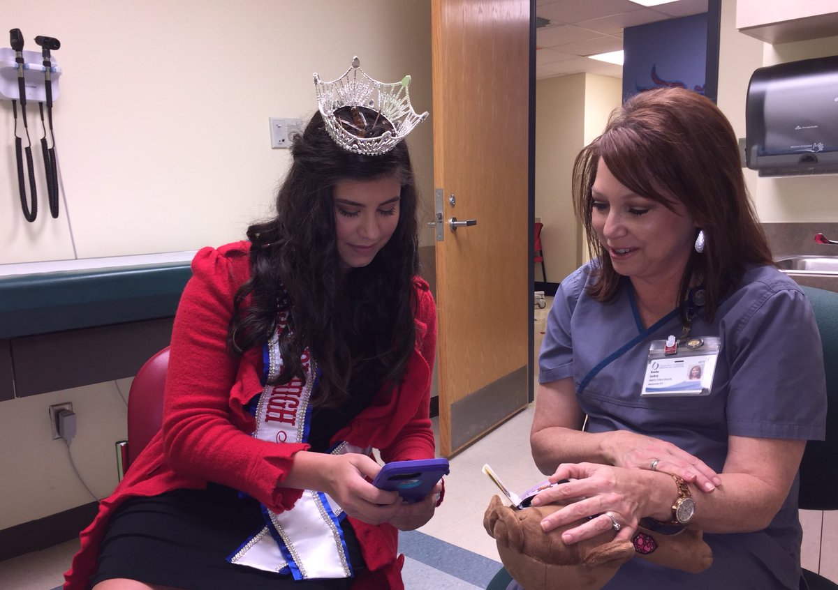 curetype1now's tweet photo. Making the MOST of the endo trip today! What a pleasure it was to introduce @BeyondType1 Jerry the Bear to the staff at @UMMCnews and a couple of fellow @BlairEBatson #type1 friends! He was a bigger hit than the crown. https://t.co/LxYbh36dxa