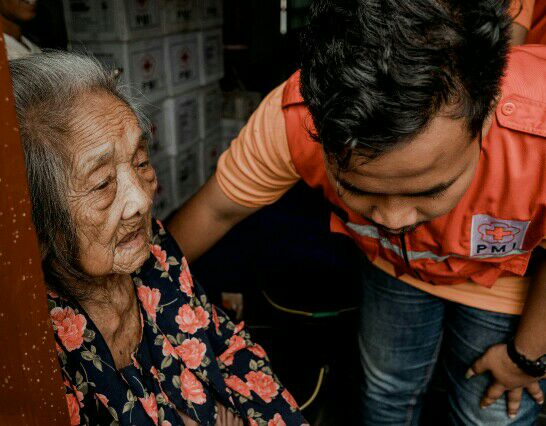 pmi_diy's tweet photo. Sukarelawan @palangmerah bersama seorang warga di Pengungsian Panjatan #KulonProgo (29/11) #SiklonCempaka #Sukarelawan #PMISiapBantu https://t.co/kTYxDIIM7G