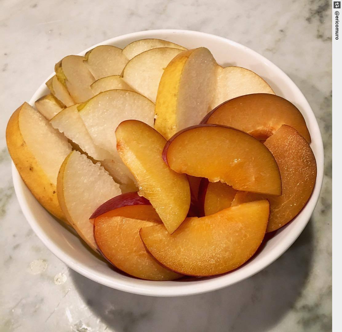 ericomuro's tweet photo. #freshfruit snacks #pluots #applepears 🌿😀🍎🍃 #eatclean #healthyfood #fitfood #cleaneating https://t.co/zmBSBvdPDT