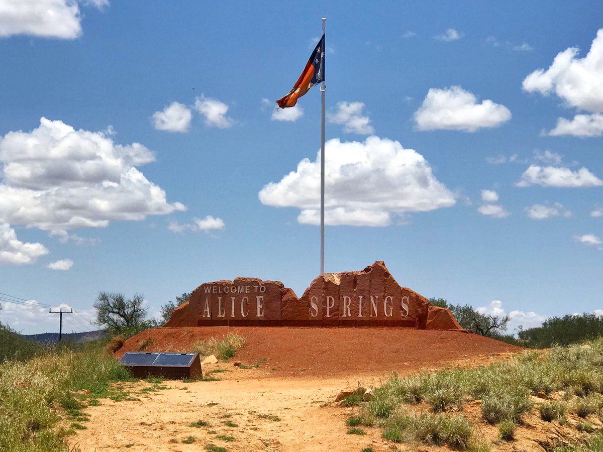 TravelDNAonline's tweet photo. Hoera! 2200 laaaaange kilometers, laaaange zweterige nachten en een oneindige hoeveelheid vliegen overwonnen... we zijn er #alicesprings 🙌🏼🎉 nu eerst een #hotel met #airconditioning! 🌬😬 https://t.co/g7pl3Ill5N