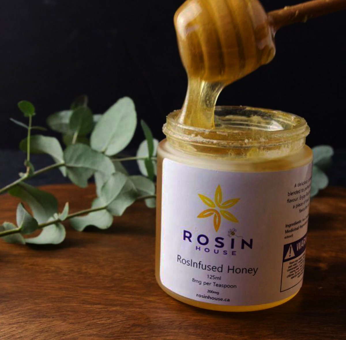 rosinhouse's tweet photo. The #bees may cosied up in their hives for winter now, but we think about them every time we medicate with our rosinfused #honey 🍯 🐝 Sourced locally from Alberta beekeepers, our honey changes colour throughout the summer to reflect what the bees are eating 💛 #rosinhouse https://t.co/HFFq6SHvWP