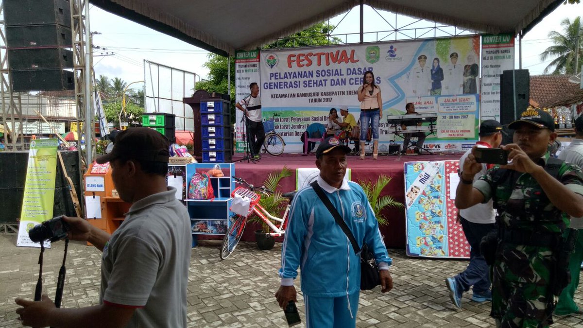 Sumringah; pemanfaat Lelang amal foto bersama Ibu Wakil Bupati Trenggalek pada saat menerima Sepeda yg diborong ibu wabup.# Maturnuwun ibu Wabup#festivalpsdgscgandusari2017  <a href="/kmngenerasi/">GenerasiSehatCerdas</a> <a href="/KemenDesa/">Fast Track Travel</a> <a href="/Kemdikbud_RI/">kemdikbud go id</a> <a href="/mna_______/">Mochamad Nur Arifin</a> <a href="/namakuimut/">Indonesia desaku</a>