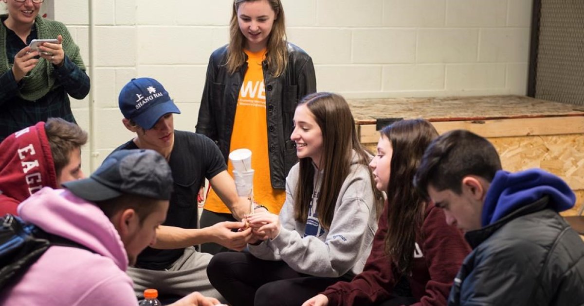 HuffPostQuebec's tweet photo. Des Canadiens plus éduqués, mais l'écart hommes-femmes demeure, révèle le #recensement2016 https://t.co/KfgSarUX1q https://t.co/D9iYyyxK9f