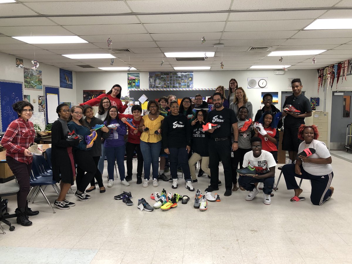 NHS_Magnet's tweet photo. Inspirational Shoe Talk by Nike designer Cheresse Thornhill on intersection of design, Science, Math, Art, & Psychology in creating shoes! Gratitude @shoetalksstudio for sharing your time & genius insights! #futureTedTalk @BrowardScience , @Hurricane_AP, @BCPS7, @SBBCBrinkworth https://t.co/vfBe5ZZou0