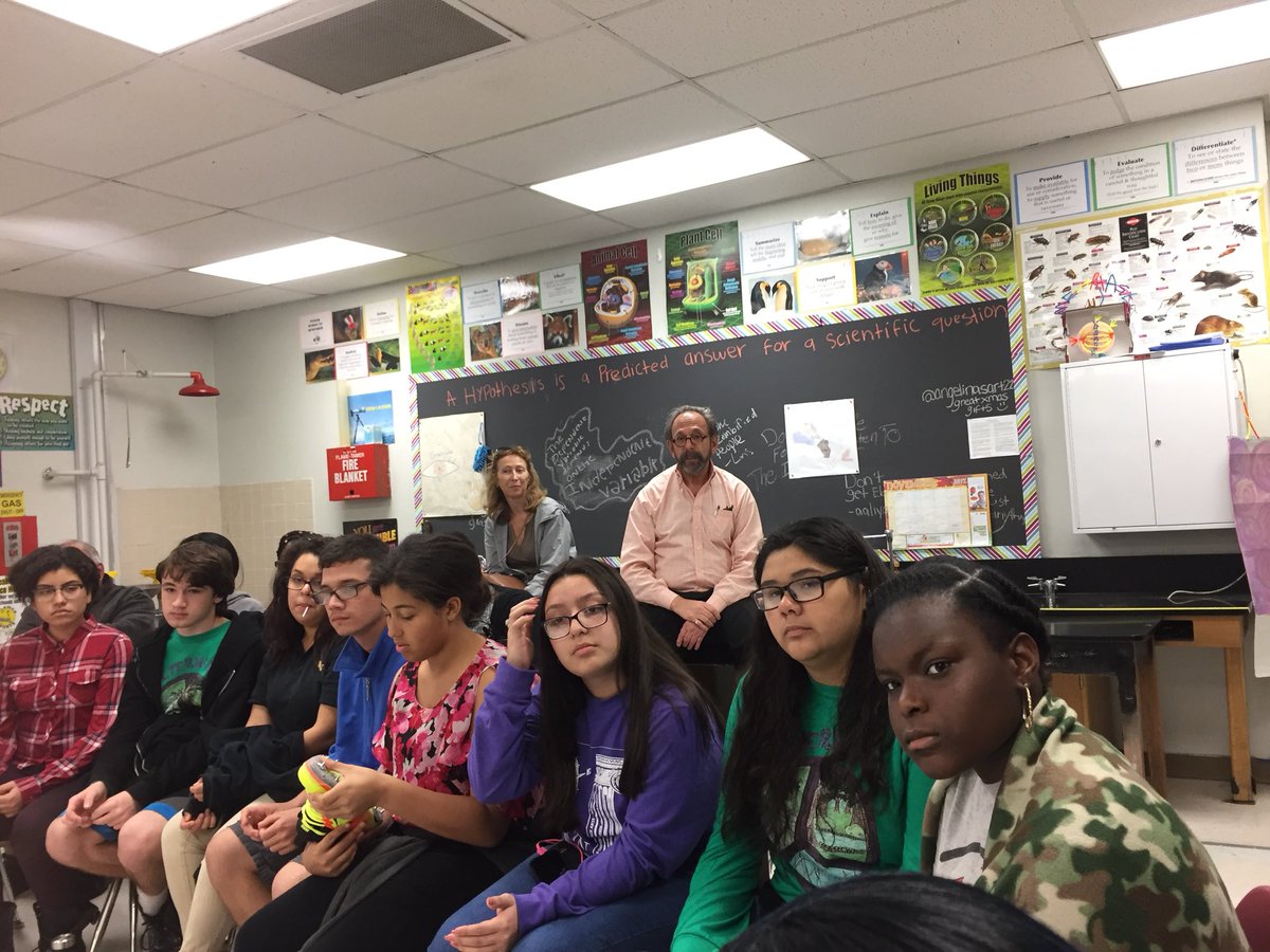 NHS_Magnet's tweet photo. Inspirational Shoe Talk by Nike designer Cheresse Thornhill on intersection of design, Science, Math, Art, & Psychology in creating shoes! Gratitude @shoetalksstudio for sharing your time & genius insights! #futureTedTalk @BrowardScience , @Hurricane_AP, @BCPS7, @SBBCBrinkworth https://t.co/vfBe5ZZou0