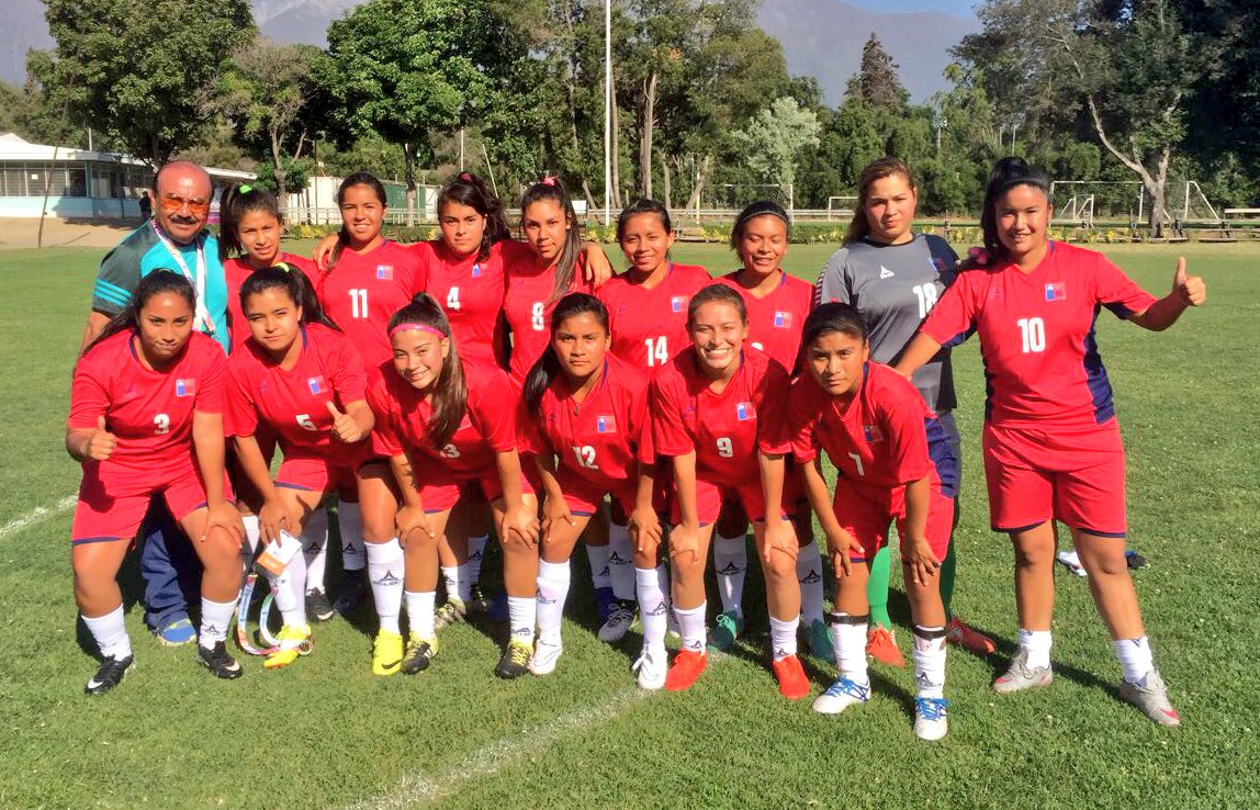 MindepTarapaca's tweet photo. Con gol de Yuliza Gutiérrez el Colegio Deportivo de #Iquique venció a Escuela Ramon Angel Jara de Los Muermos de #LosLagos en el cuadrangular final nacional del fútbol femenino sub16 de los #JDE2017 @MindepChile https://t.co/bqUiC7mVTT