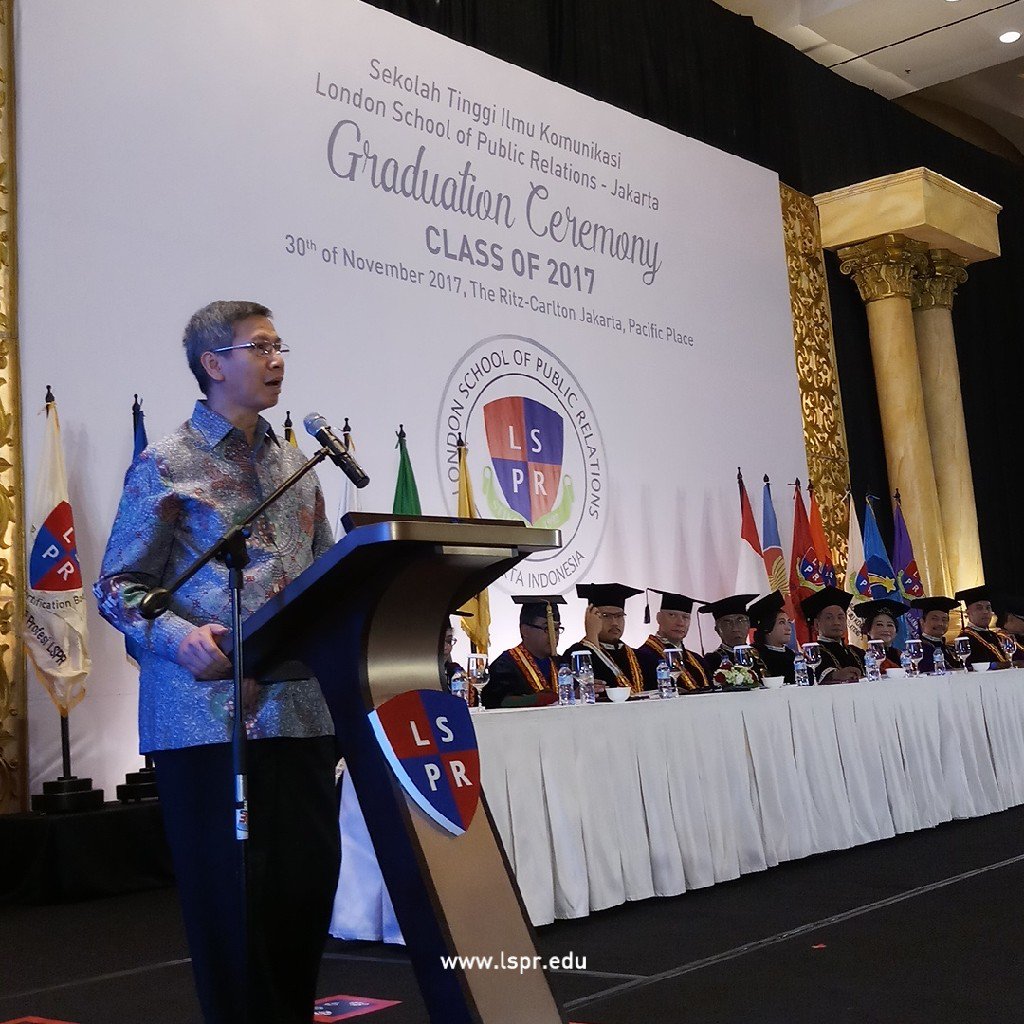 lspr_official's tweet photo. Speech from Bapak Chairal Tanjung #LSPRGraduation2017 #LSPRJakarta #Graduation https://t.co/AK8Qqh0LiV