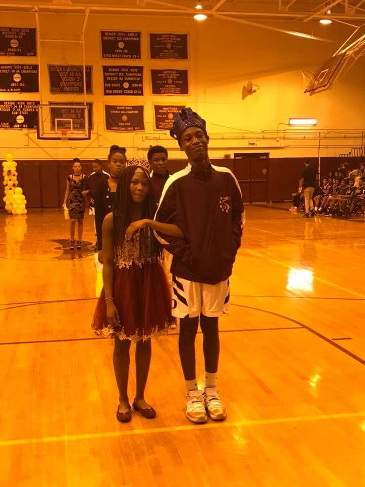 oms901hawks's tweet photo. The 2017 Basketball Homecoming Court! Congratulations to all of the participants and to the OMS families of these honorees! https://t.co/qjRMCOULvt