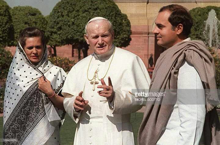 NewsRation's tweet photo. वैटिकनपुर शक्तिपीठ ने भी जारी की पुरोहित जॉन पॉल मिश्रा के साथ राहुल के माता-पिता की यज्ञोपवीत संस्कार से ठीक पहले की तस्वीर! https://t.co/8FVK9nKJ2l