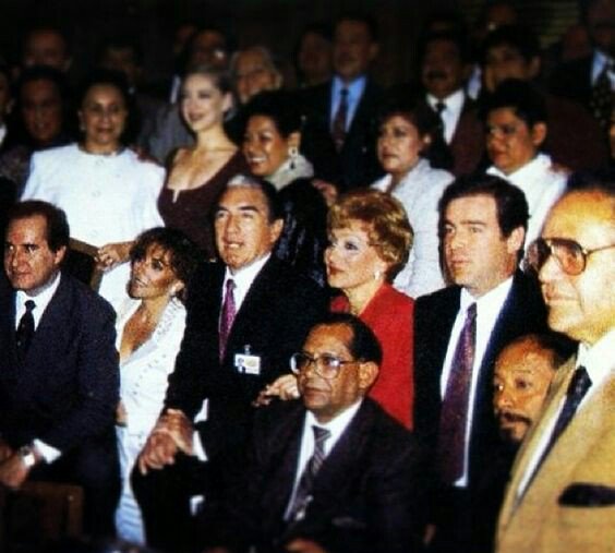 frantonyochoa2's tweet photo. #GranFotoRecuerdo @tigreazcarraga #AuroraCLAVEL #YolandaMERIDA + Don @ROGELIO_GUERRA @vros @EdithGonzalezMx #GuillermoCAPETILLO Don #ValentinPIMSTEIN Nov #LosRicosTambienLloran @horadlanovela @demelzac @FGudinni @senora_tv @ernestoalonsotv @superfan33 @isitaymeme https://t.co/F1Kujm0vn4