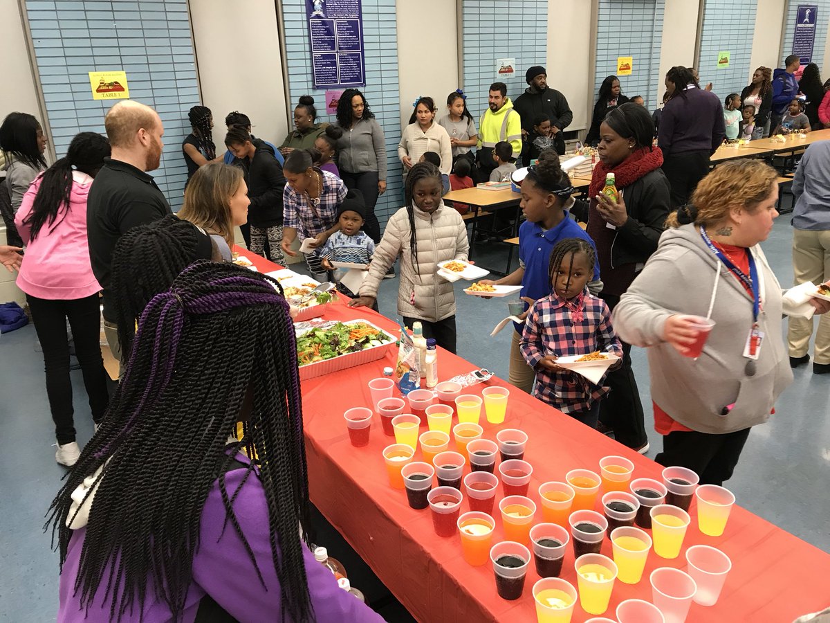 alissabberg's tweet photo. Congrats @KIMallory and @MortonSchool1 on a hugely successful Family STEM Night @AUSLChicago #BoeingInspires #auslSTEM #cpsSTEM https://t.co/h61HxX7PbA