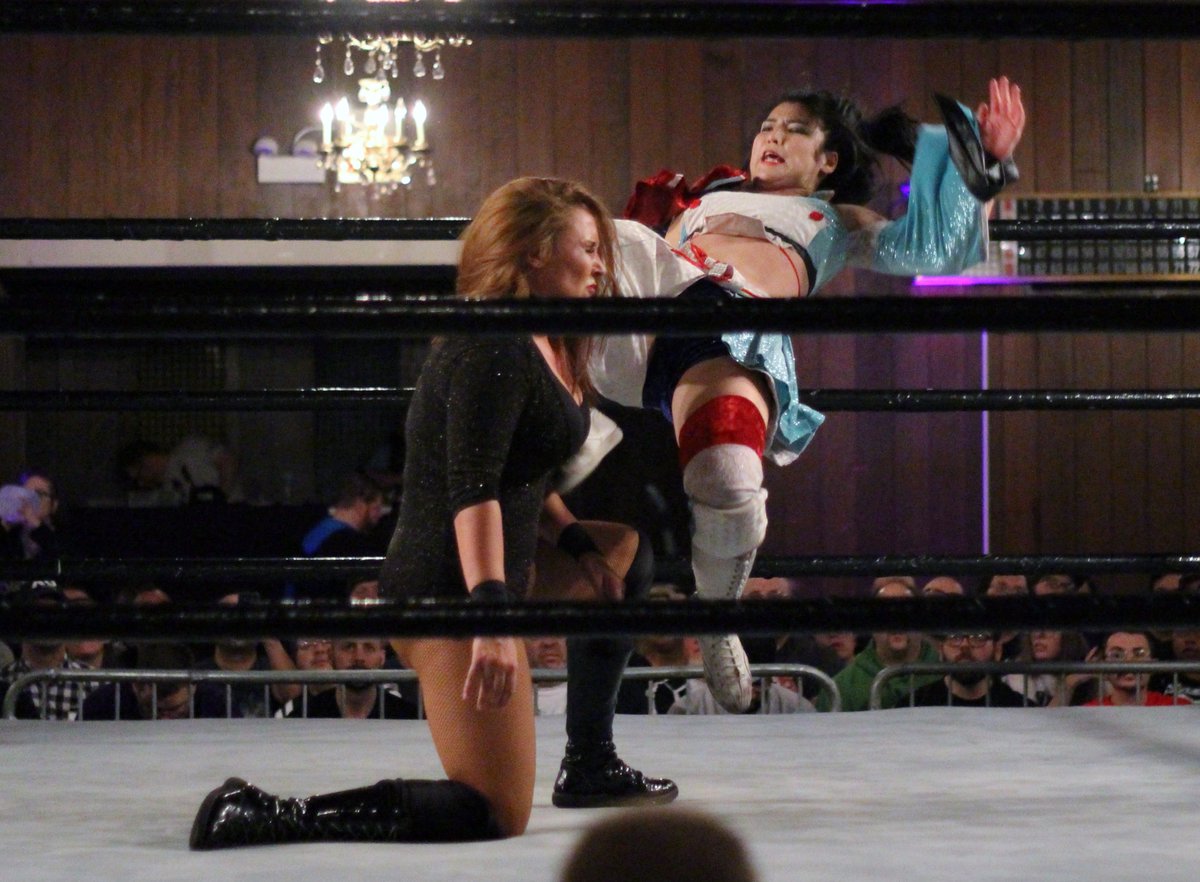 DAFALCON11's tweet photo. @shidahikaru v @FutureLegendCF#SHIMMER99 @SHIMMERwomen #RunningKnee  #NearFall https://t.co/26n8rGmF3K