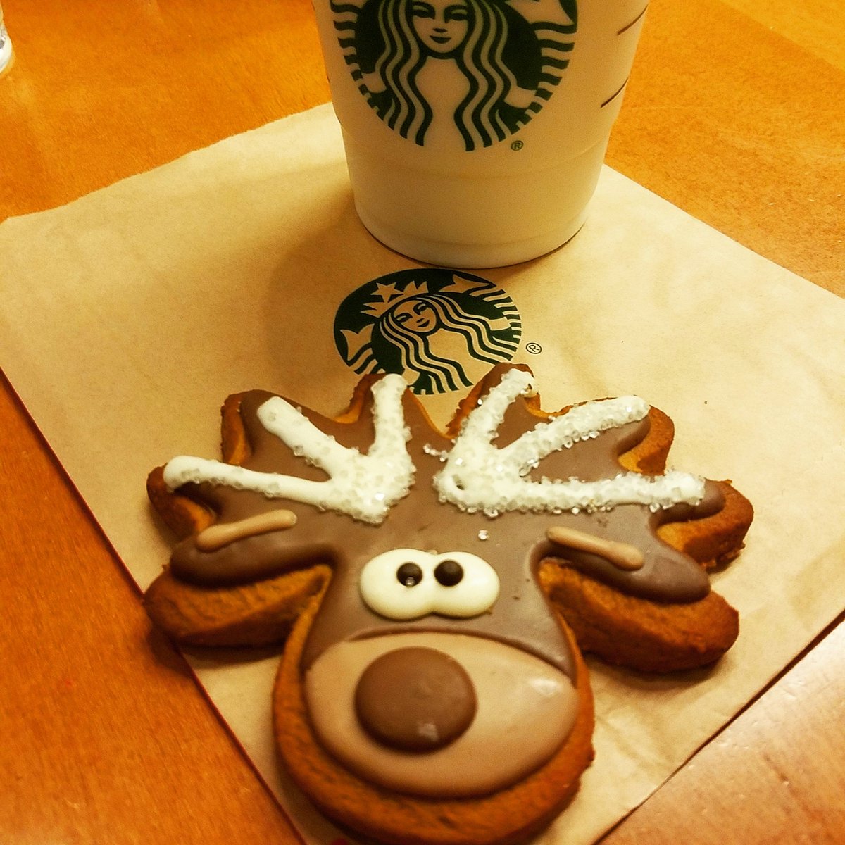 ruby_madden's tweet photo. @Starbucks My inner 5 year old insisted on cookies &amp; milk... 😉🥛🦌#gingerbreadcookie #cookiesandmilk #holidays https://t.co/e6NimtnT1G