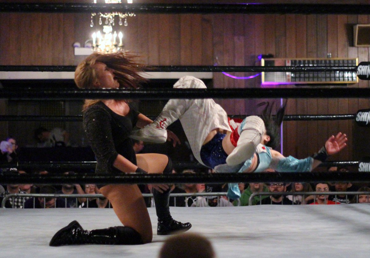 DAFALCON11's tweet photo. @shidahikaru v @FutureLegendCF#SHIMMER99 @SHIMMERwomen #RunningKnee  #NearFall https://t.co/26n8rGmF3K