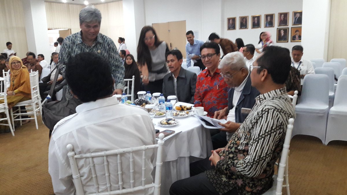 MAspiansyah's tweet photo. @atr_bpn Dengan Pak  DODDY IMRON CHOLID Tenaga Ahli Menteri ATR/BPN RI Saat SEMINAR TOD dan BANK TANAH di Gedung ATR/BPN RI https://t.co/a5IoMoTmXy https://t.co/iMPXo5BsIi