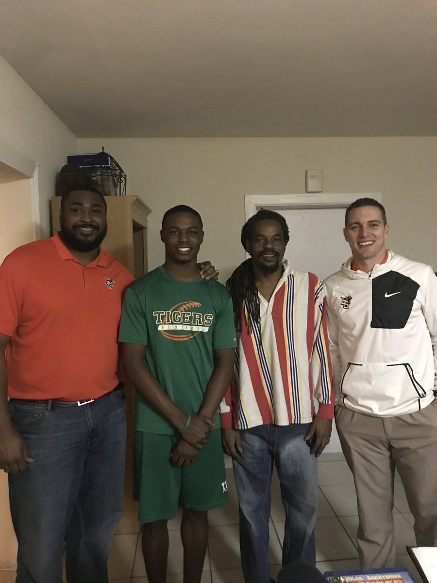 _jamesharrisjr's tweet photo. My In Home visit went great, had a good time conversing with my future coaches @Coach_RDownard and @MarcusCoach #AyZiggy https://t.co/0V7dS3Vrto