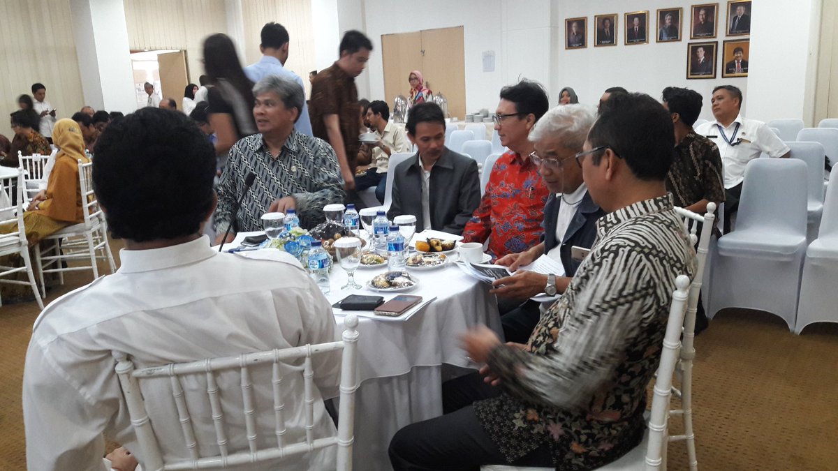 MAspiansyah's tweet photo. @atr_bpn Dengan Pak  DODDY IMRON CHOLID Tenaga Ahli Menteri ATR/BPN RI Saat SEMINAR TOD dan BANK TANAH di Gedung ATR/BPN RI https://t.co/a5IoMoTmXy https://t.co/iMPXo5BsIi