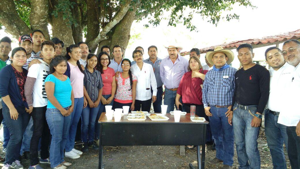 RecDrWalter's tweet photo. #UTECAN Presente; generación de valor agregado en la producción orgánica de Soya (Huasteca 200), a través de derivados como leche, chorizo, queso tipo tofu y carne de soya entre otros productos. https://t.co/kOWUWErZHp