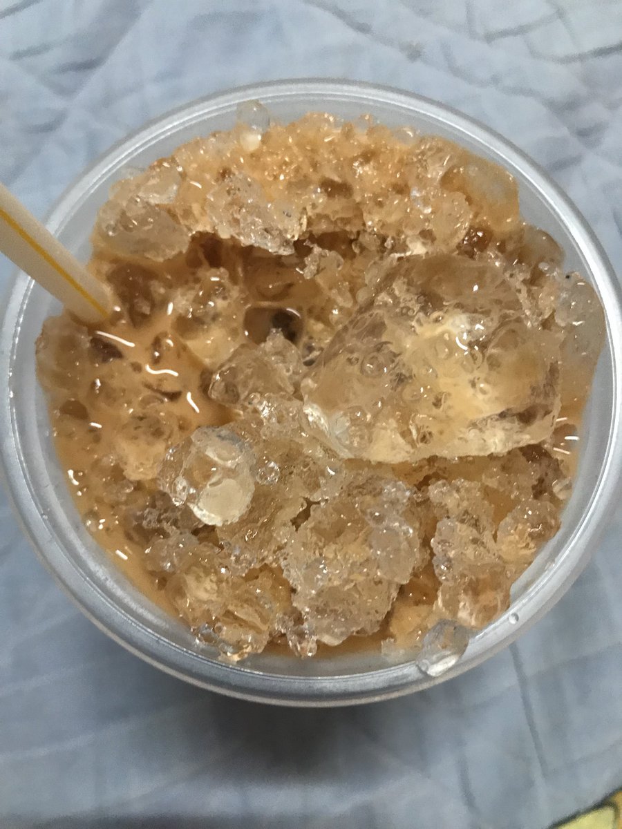 IPrangSiri's tweet photo. อยากกินอเมซอนแต่ขี้เกียจออกไปเลยแวะ7-11 ชาเขียวคือดีล์ 15บาท อร่อยนะ แต่พอใส่น้ำแข็งเลยจืดนิดนึง5555 #รีวิวเซเว่น https://t.co/TTREGpIaQd