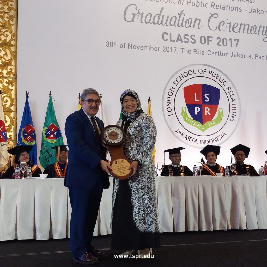 lspr_official's tweet photo. Bapak Kemal Gani memberikan plakat kepada Ibu Dr. Ir. Illah Sailah #LSPRGraduation2017 https://t.co/9euHpgvSwN