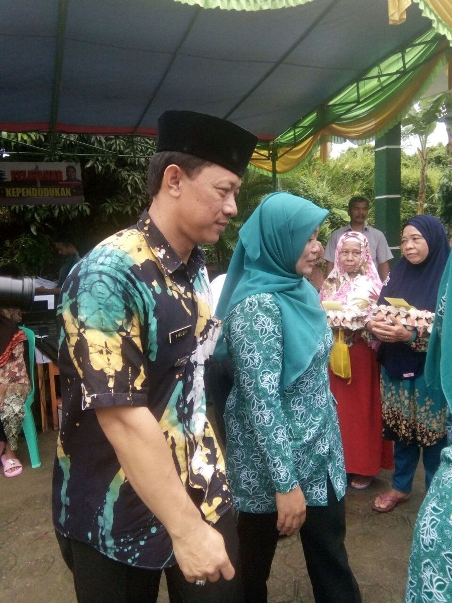 kecpurwakarta1's tweet photo. Pelayanan terpadu di Lemburkuring .perum pondok jaya indah kel.Munjul jaya kec.pwk kamis 30/11/2017 @DediMulyadi71 @juddy_damkar @Kaharti_PWK @BKPSDM_PWK https://t.co/wKGCZbMLfv